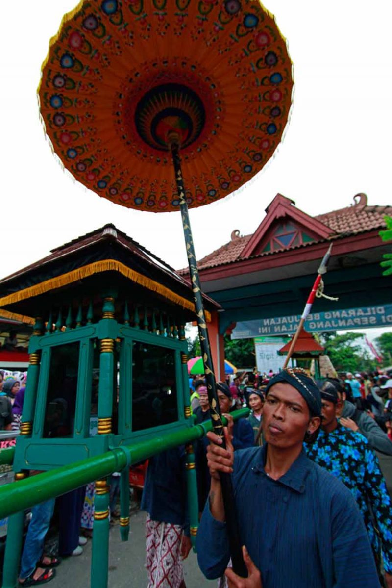 Bagi Kue Apem di Kirab Pusaka Widodomartani