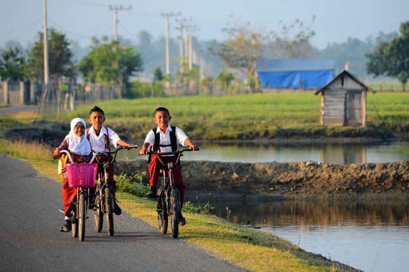Senyum Membentang Menuju Sekolah