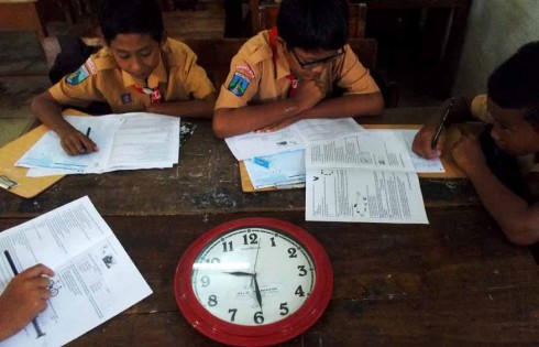 Semangat Pantang Surut Meski Sekolah Tergenang Banjir
