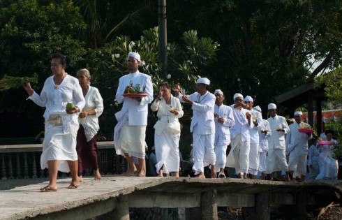 Upacara Melasti di Pura Segara Cilincing