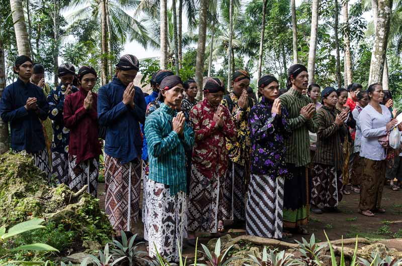 Prosesi Menyambut Hari Raya Waisak di Gunung Kelir