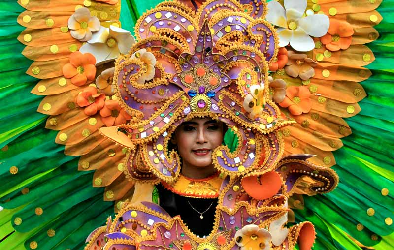 Warna-warni Kota di Parade Budaya dan Bunga