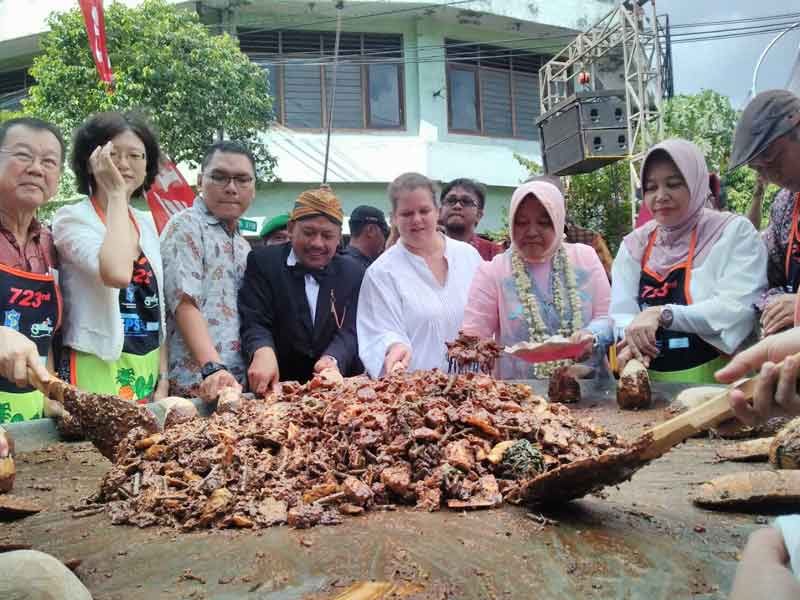 Cita Rasa Kota Pahlawan di Festival Rujak Uleg