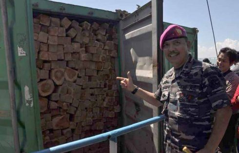 KAL Katon Satkamla Lantamal V Amankan 238 Kontainer