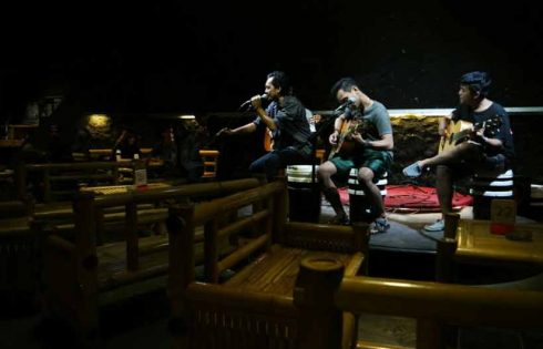 Secangkir Kopi dan Nyanyian Musik Kolong