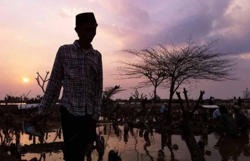 Menyapa Mereka yang Pergi, Meski Rob Menggenang