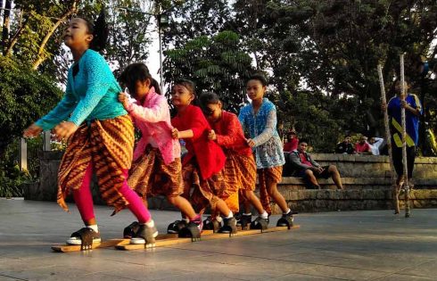 Bermain Bakiak Sambil Menimati Keroncong