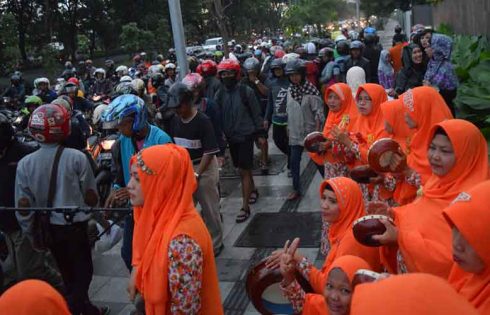 Best Western Papilio Hotel Berbagi Ta’jil Diiringi Marawis