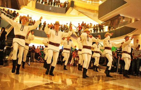 Saat Para Lelaki Rumania Menari di Tunjungan Plaza