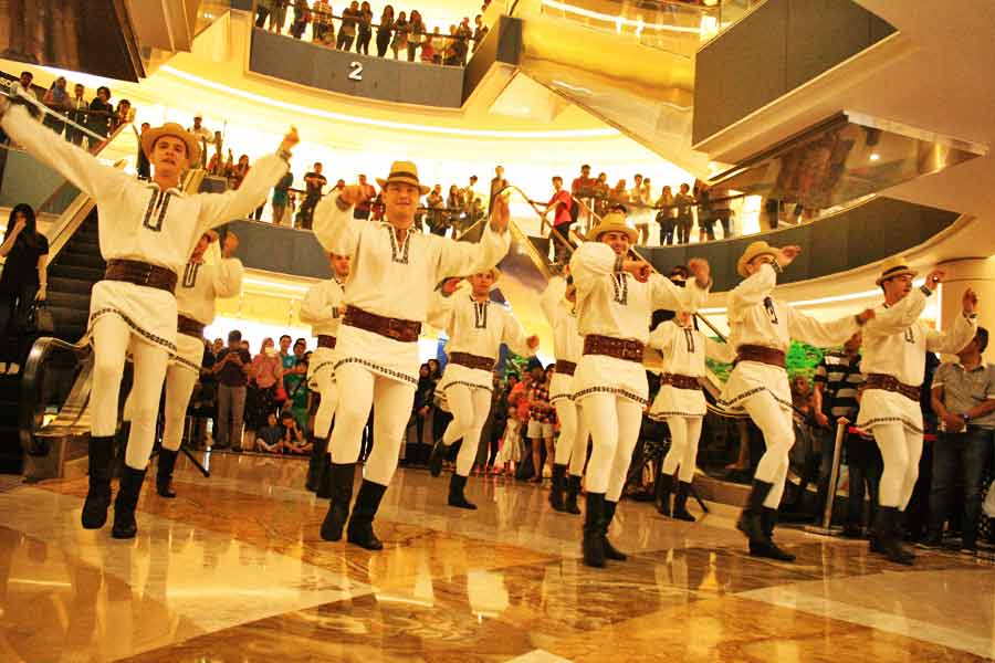 Saat Para Lelaki Rumania Menari di Tunjungan Plaza