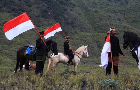 Dwi Warna di Langit Bromo