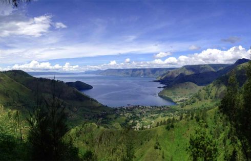 Panggung Terapung Raksasa Ramaikan Karnaval Kemerdekaan Toba