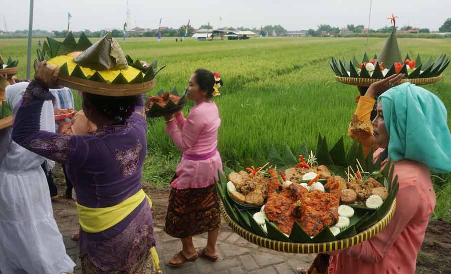 Kirab Tujuh Tumpeng Sendang Agung