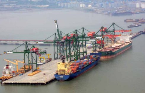 Kapal Raksasa Liberia Bersandar di Terminal Teluk Lamong