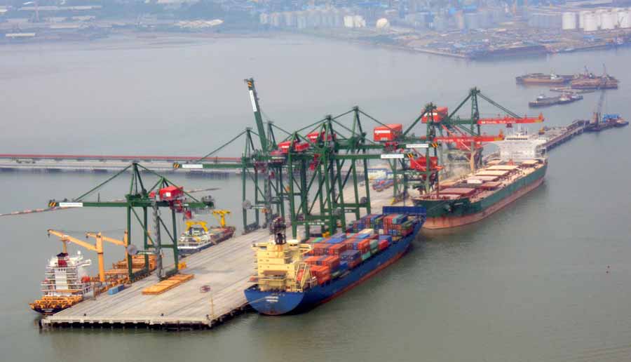 Kapal Raksasa Liberia Bersandar di Terminal Teluk Lamong