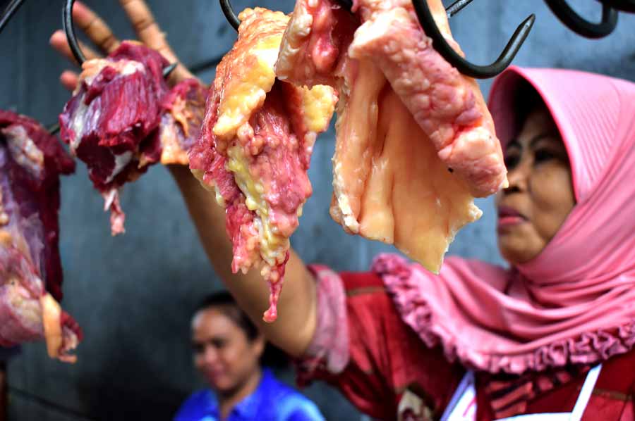 Menata Daging Dagangan