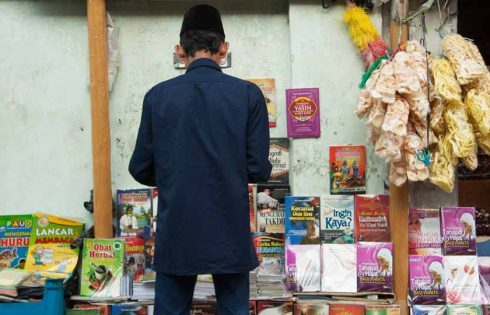 Tambah Wawasan di Emper Jalan