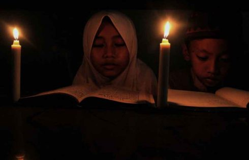 Mengaji Meski Listrik Padam