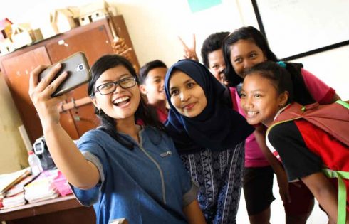 Relawan Pengajar Selfie bersama Murid