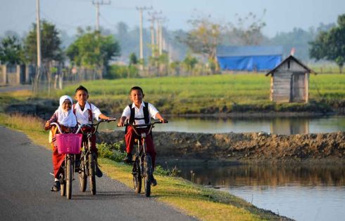 Senyum Membentang Menuju Sekolah
