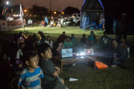 Nonton Film di Tenda Pengungsi