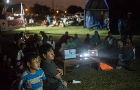 Nonton Film di Tenda Pengungsi