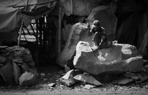 Memahat Arca di Tepian Waktu