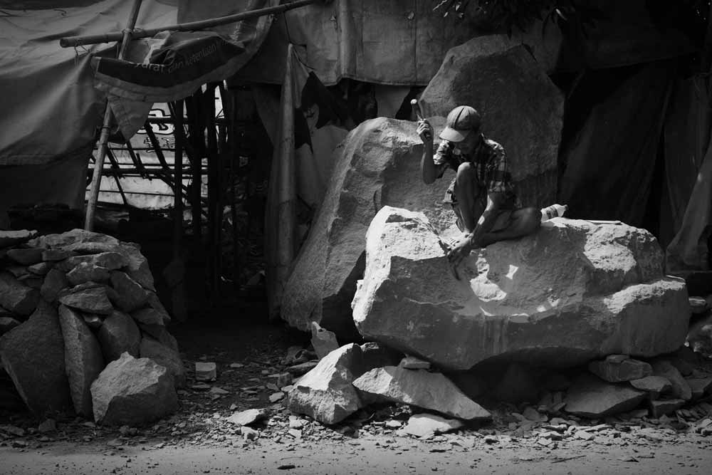 Memahat Arca di Tepian Waktu