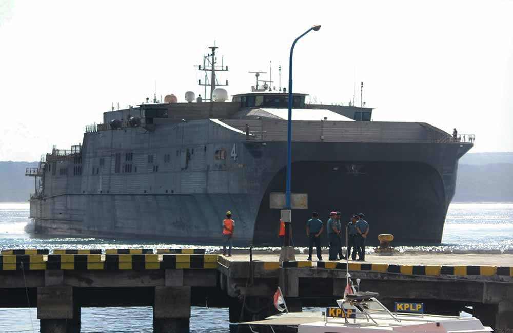 Dua Kapal Perang US Marine Sandar di Tanjung Wangi