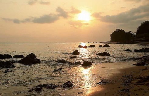 Menyapa Matahari di Pantai Penyak