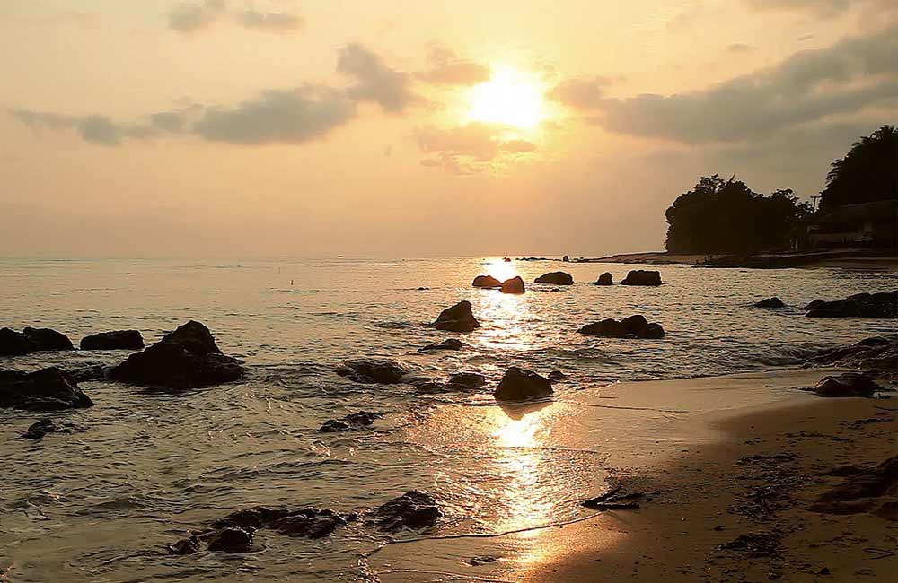 Menyapa Matahari di Pantai Penyak