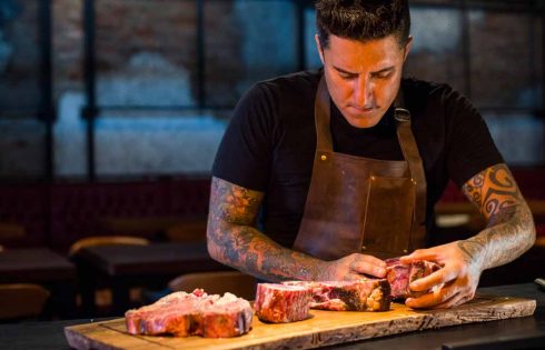 Sajian Steakhouse Spesial dari Bangunan Industrial