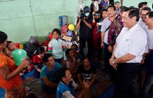 Menko Maritim Sapa Pengungsi di Karangasem