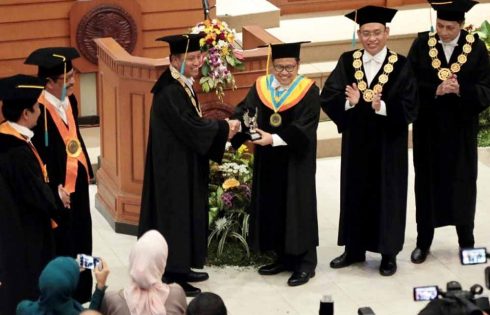 Unair Anugerahi Muhaimin Iskandar Doktor Honoris Causa