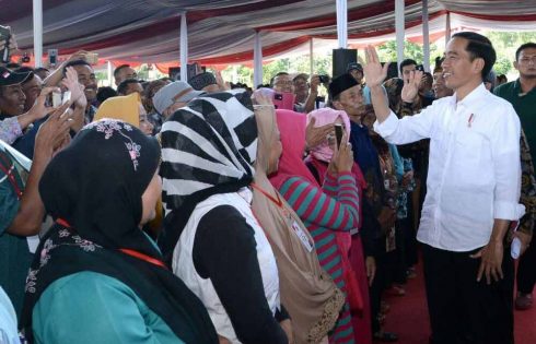 Presiden Jokowi Serahkan 10 Ribu Sertifikat di Soreang