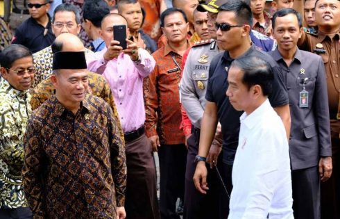 Bagikan Kartu Indonesia Pintar, Presiden Imbau Masyarakat Solok Jaga Persaudaraan