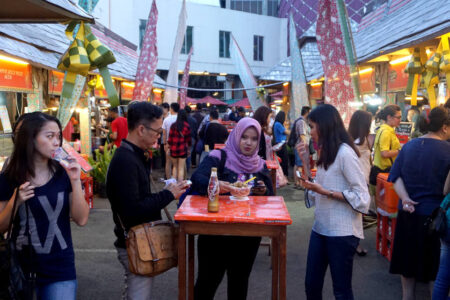 Menikmati Kuliner Pilihan di Pasar Ramadhan La Piazza Menikmati Kuliner Pilihan di Pasar Ramadhan La Piazza