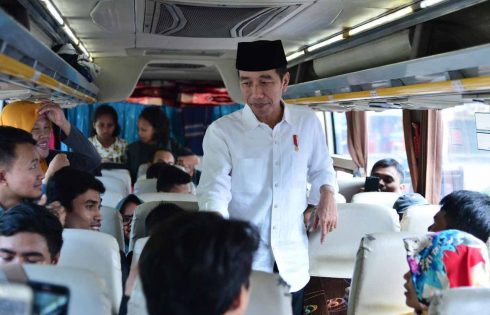 Presiden Joko Widodo Menyapa Pemudik di Terminal Bis Baranangsiang