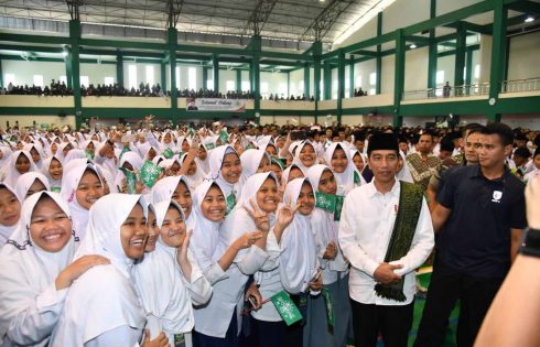 Silaturahmi ke Pesantren, Presiden Puji Pondok Pesantren Darul Ma’arif