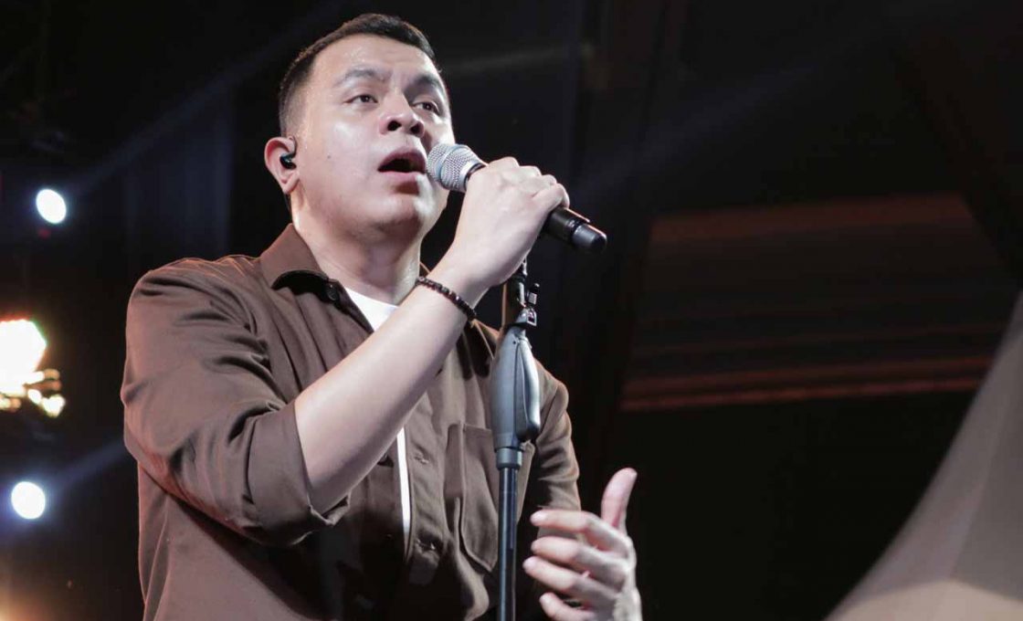 Tulus Bawakan Lagu Terbaru dan Manusia Kuat