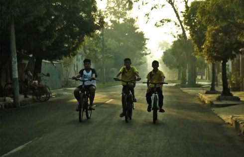 Anak-anak Desa di Kota Minyak Anak-anak Desa di Kota Minyak