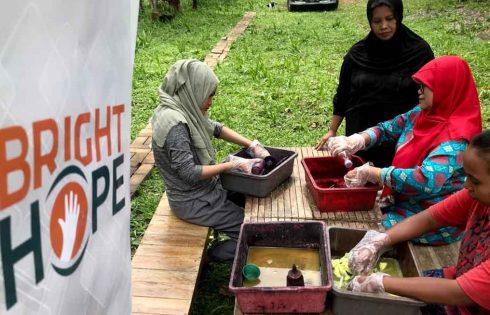 Asyiknya Membuat Shibori di Omah Padma Asyiknya Membuat Shibori di Omah Padma