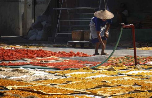 Kerupuk Legenda di Sepelemparan Batu Kerupuk Legenda di Sepelemparan Batu