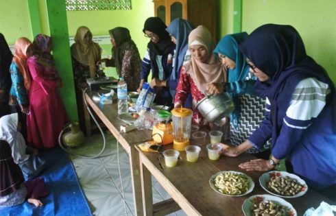 Mahasiswa KKN Undip Kenalkan Inovasi Puding Sedot Mahasiswa KKN Undip Kenalkan Inovasi Puding Sedot