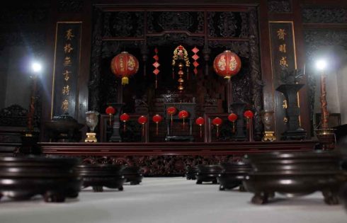 Menyapa Leluhur dalam Rumah Abu Menyapa Leluhur dalam Rumah Abu