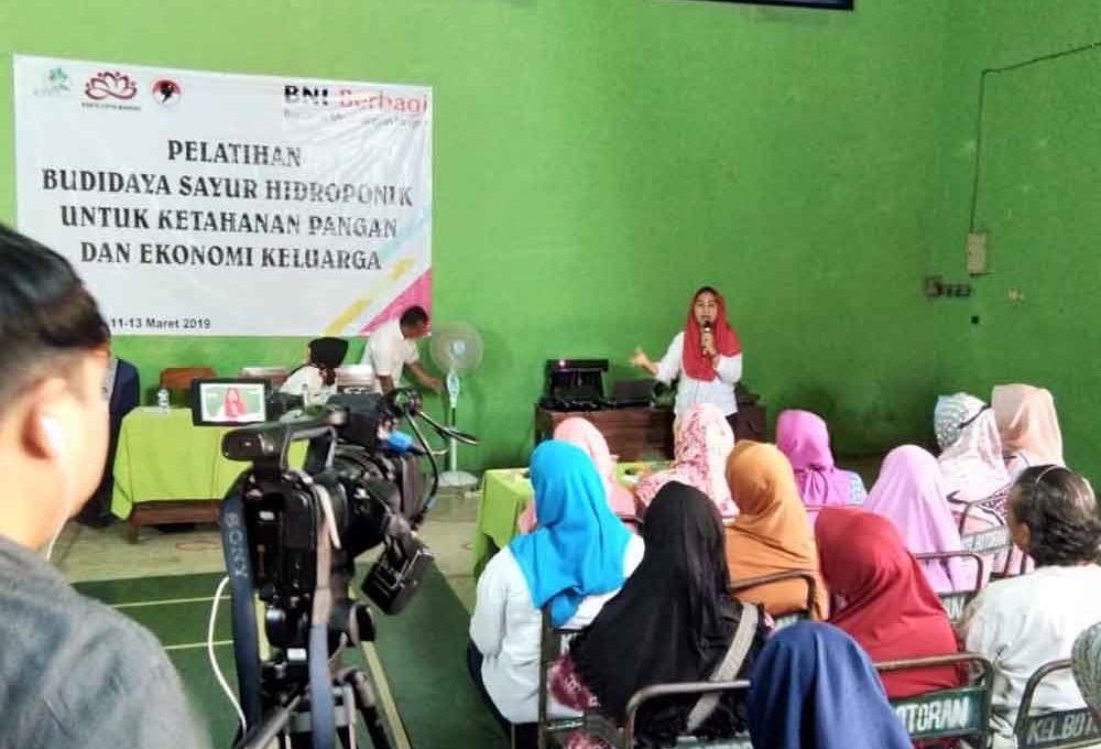 Eva Sundari Ajak Ibu-ibu Tulungagung jadi Pengusaha Sayur Hidroponik