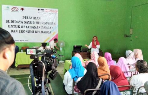 Eva Sundari Ajak Ibu-ibu Tulungagung jadi Pengusaha Sayur Hidroponik