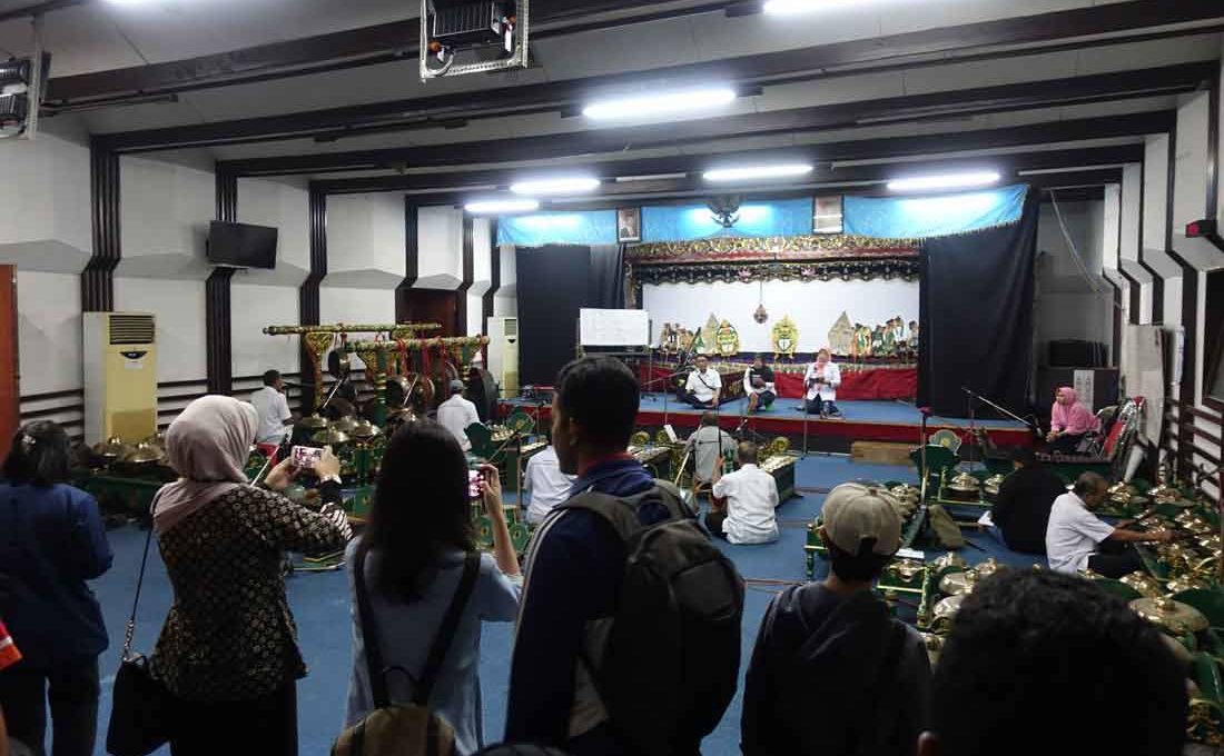 Menapaki Jejak Sejarah Radio Indonesia