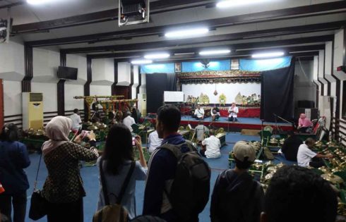 Menapaki Jejak Sejarah Radio Indonesia