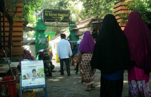 Cerita dari Sudut Taman Kota Makam Taman Bungkul
